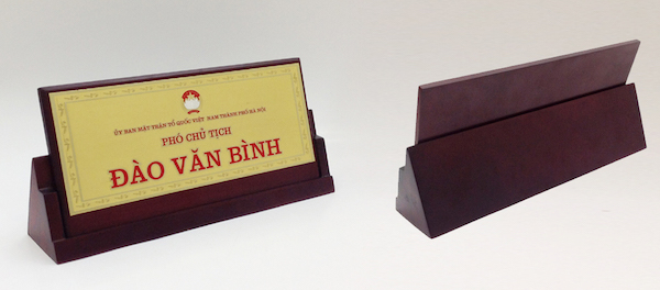 biển chức danh để bàn